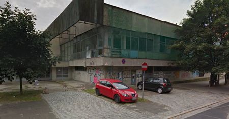 Politechnika Wrocławska kończy z reliktem przeszłości. Ruszyła rozbiórka budynku giełdy komputerowej