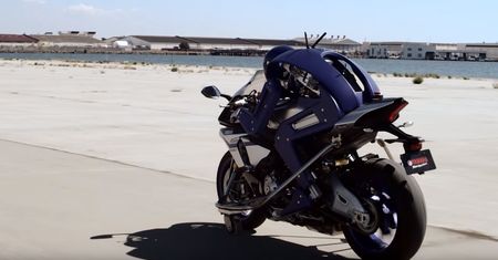 Samosterujące samochody? Yamaha prezentuje robota-motocyklistę