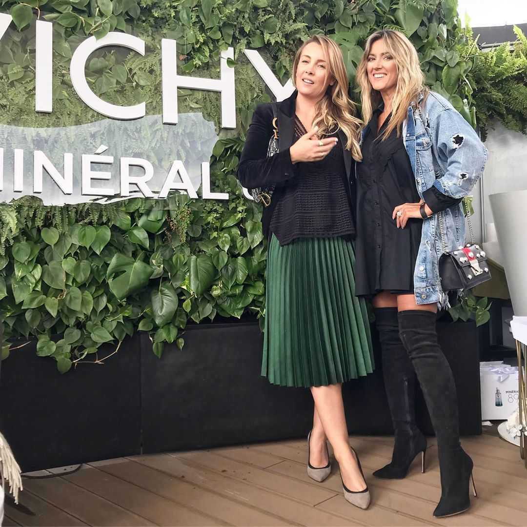 Karolina Szostak w czarnej mini
