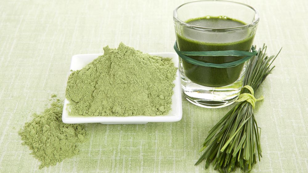 Jęczmień zielony można spożywać pod różną postacią, m.in. proszku