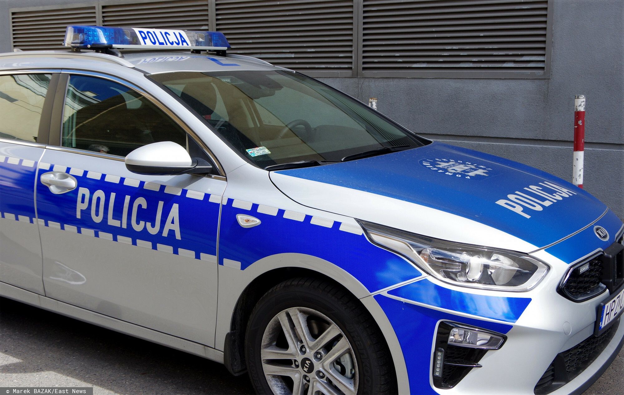 Stock MaBa
PHOTO: ZOFIA I MAREK BAZAK / EAST NEWS   Warszawa, policyjny radiowoz, policja - nowe malowanie na masce samochodu: policyjna gwiazda z numerem alarmowym i napis "Pomagamy i chronimy"
ZOFIA BAZAK