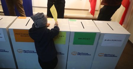 Policja w lokalu wyborczym PO. Partia Donalda Tuska wskazała winnych