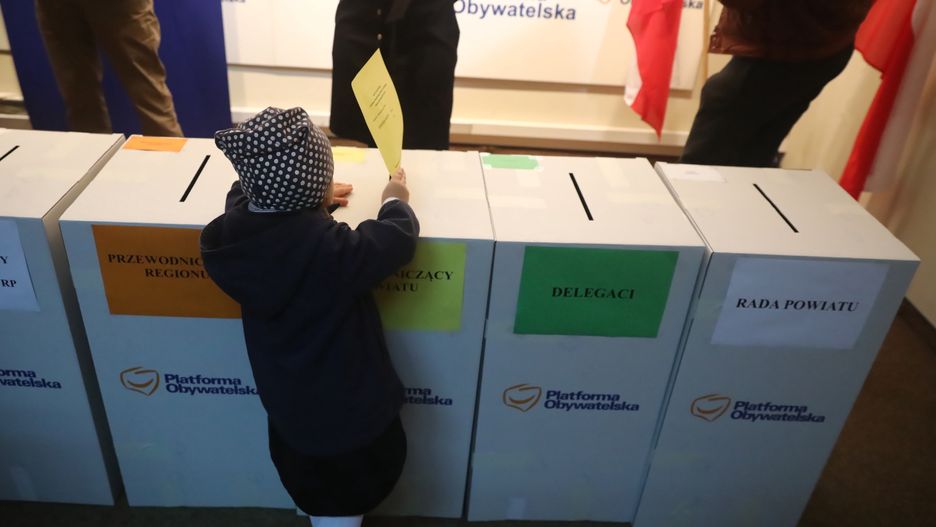 Warszawa, 23.10.2021. Wybory przewodniczącego partii, przewodniczących regionów oraz struktur powiatowych Platformy Obywatelskiej RP, 23 bm. w Warszawie. Członkowie PO mogą oddać głos w 240 komisjach wyborczych w całej Polsce. (mr) PAP/Tomasz Gzell