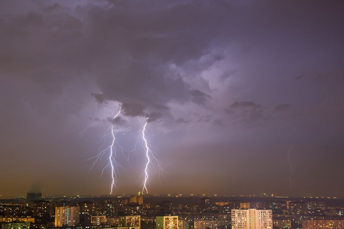 Pogoda burza miasto pioruny błyskawice