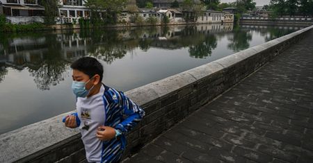 Chiny. Dwaj chłopcy zmarli w trakcie biegu. Nosili maseczki ochronne