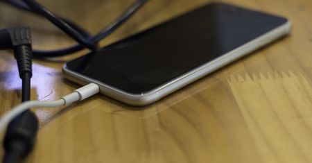 Ładujesz telefon przez całą noc? Producenci mówią jasno