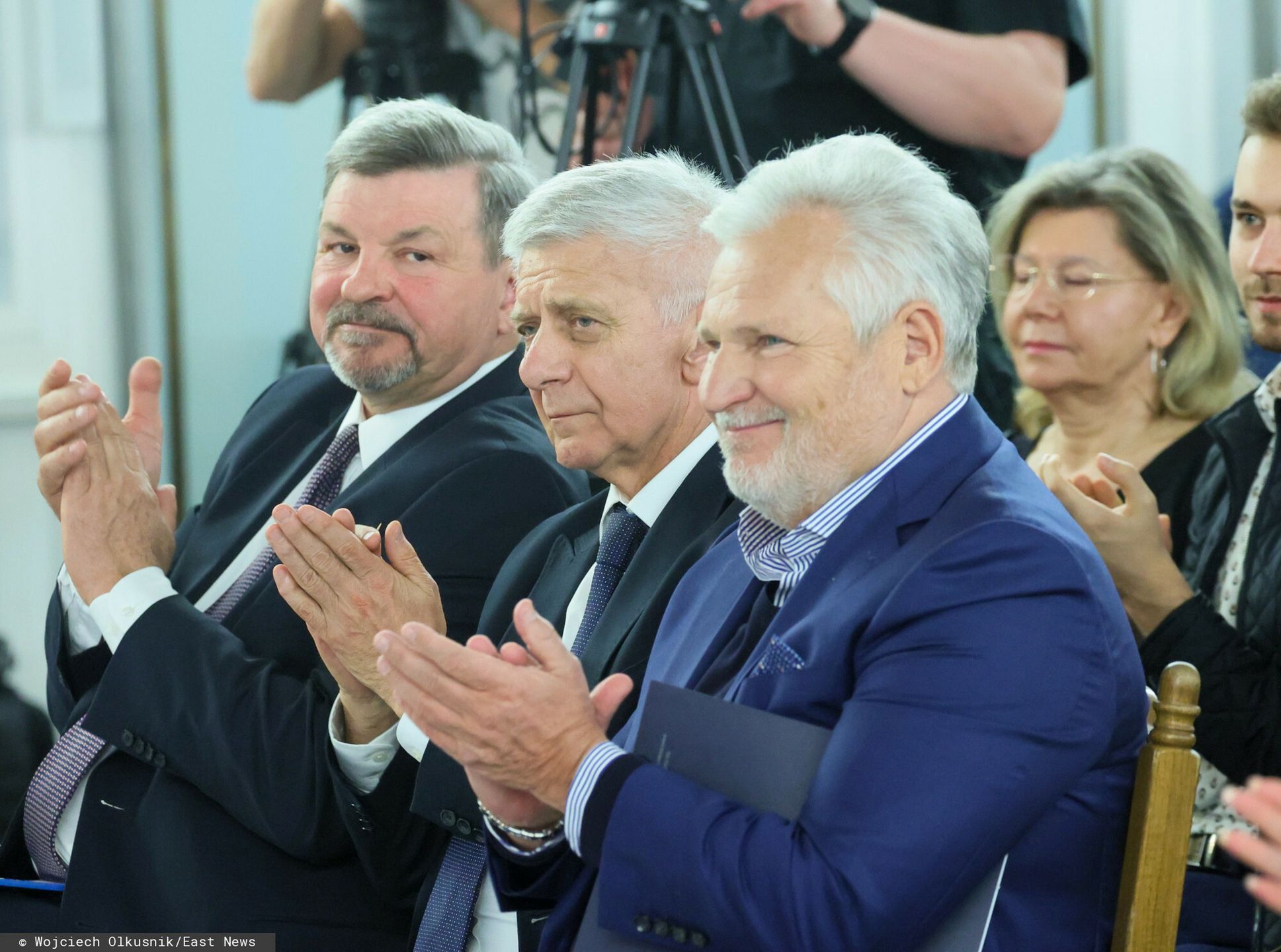 Warszawa. 29 kwietnia 2024. Obchody 20. rocznicy wejścia Polski do Unii Europejskiej. Na zdj. od lewej: były minister rolnictwa Jarosław Kalinowski, były minister finansów Marek Belka i były prezydent Aleksander Kwaśniewski