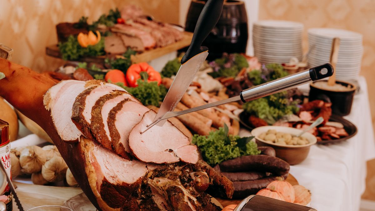 Co podawać na weselu, a czego lepiej nie? Ekspertka wyjaśnia