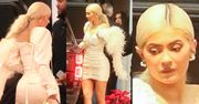 Seksowna Kylie Jenner w blond peruce eksponuje bujne kształty w obcisłej sukience
