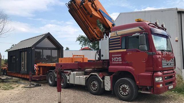 Moduo tworzy swoje domy w fabryce pod Łodzią - i potem przewozi je ciężarówkami do klientów