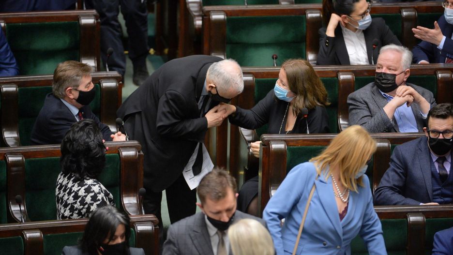Jarosław Kaczyński całuje w rękę Joannę Lichocką