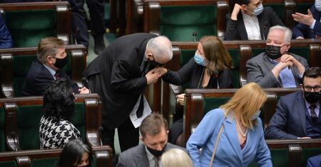 Tak całuje Jarosław Kaczyński. Maska mu nie przeszkadza