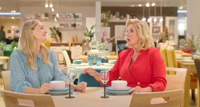 Socha i Kasprzyk w reklamie Salonów Agata mówią, co „robi całą robotę" w domu