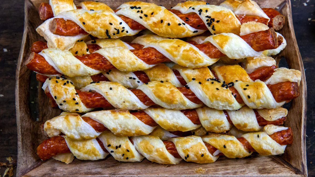 Kabanosy w cieście francuskim to świetna przekąska na imprezę