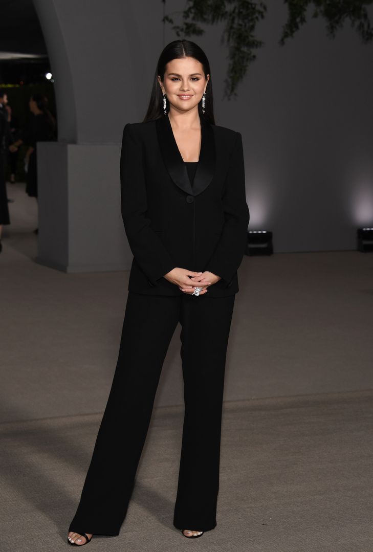 Selena Gomez w eleganckim garniturze