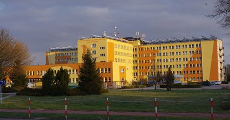Atak nożem w szpitalu. Pacjent rzucił się na pielęgniarza, ranił go w szyję