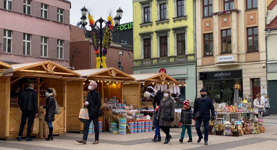 Rybnik. Na rynku stanęły świąteczne stragany.