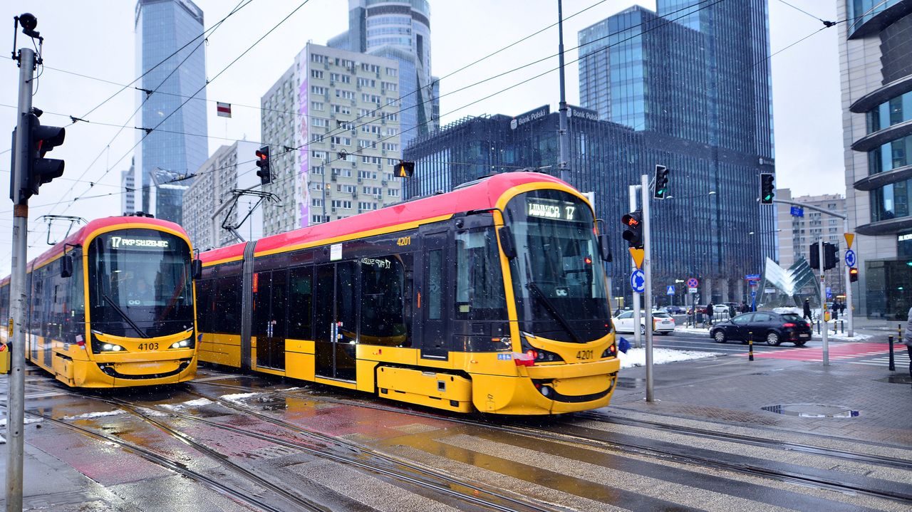 Warszawa: Tłumy na Placu Narutowicza. Wrócił tramwaj ze słodkościami