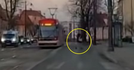 Kobiecie uciekł tramwaj. Nagranie z Gdańska robi furorę na YouTube