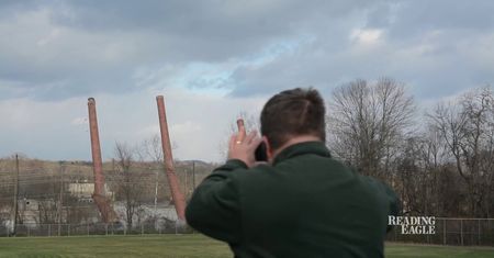 Przypadkowy mężczyzna wszedł umyślnie w kadr fotoreporterom podczas robienia zdjęć