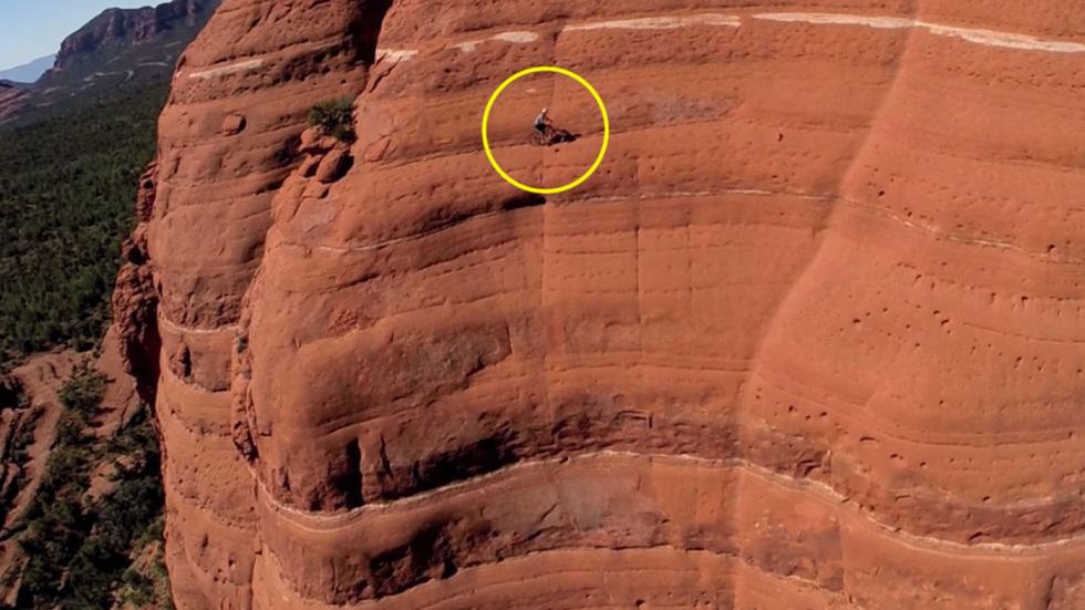 Polak zadziwił świat odwagą i umiejętnościami. Przejechał rowerem po pionowej skale! 1