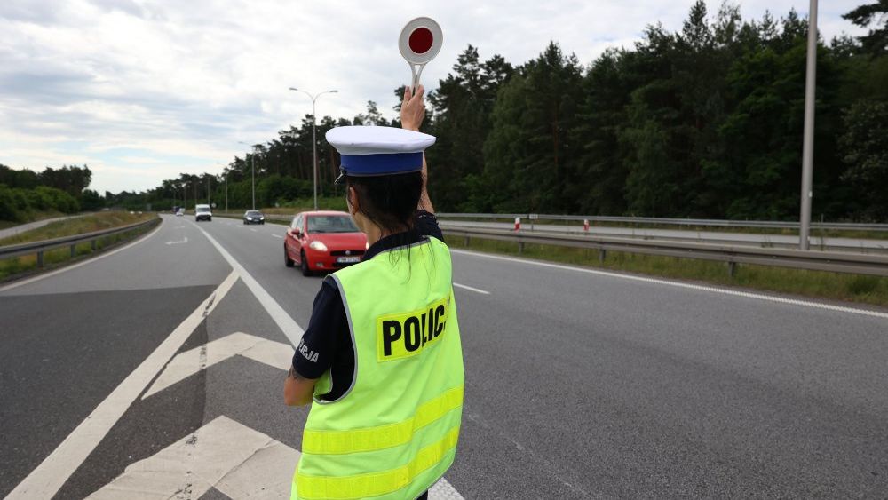Zielona Góra. Wypadek S3. Kierowca Opla wjechał pod ciężarówkę z cysterną
