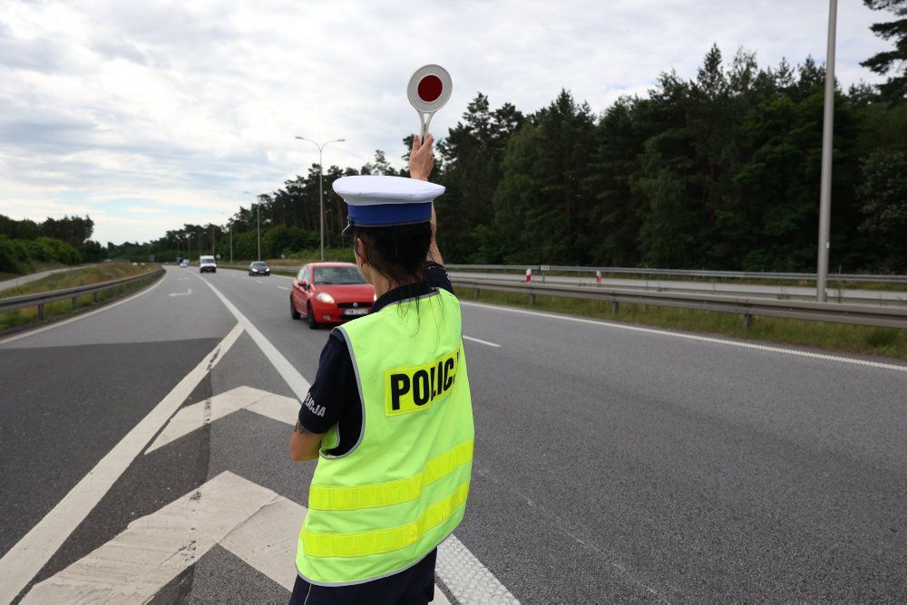 Zielona Góra. Wypadek S3. Kierowca Opla wjechał pod ciężarówkę z cysterną