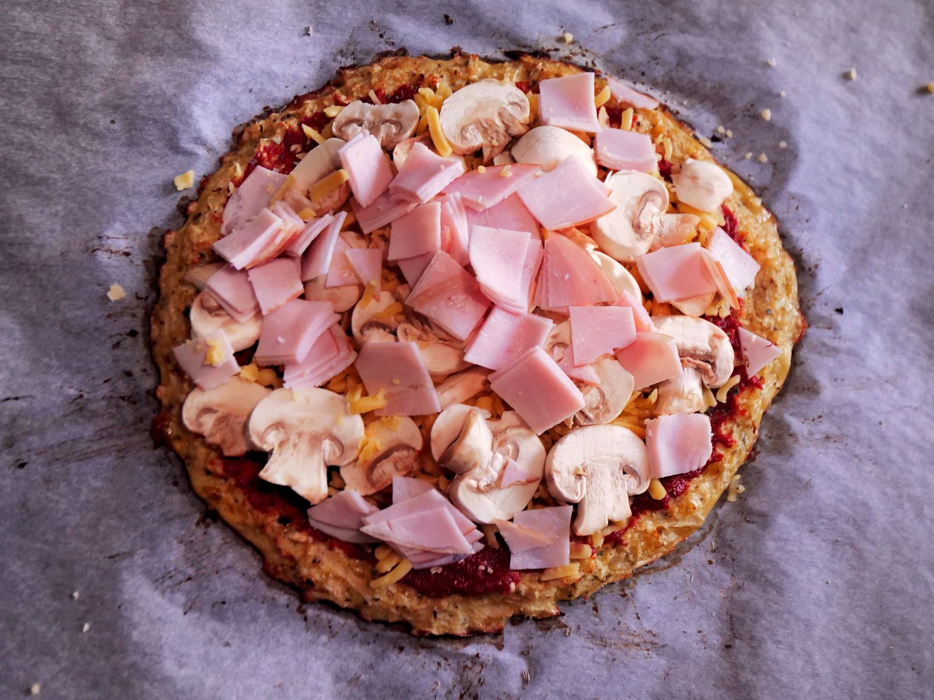 Pizza na kalafiorowym spodzie z wędliną i pieczarkami przepis