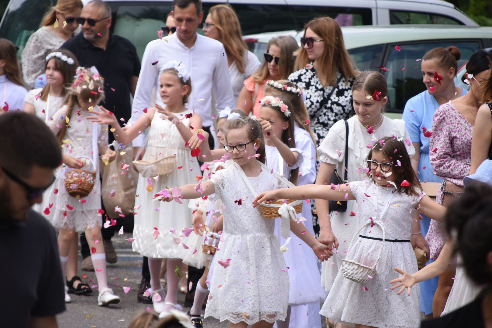Procesja Bożego Ciała w parafii Najświętszego Serca Jezusa w Śremie. Tłum wiernych przeszedł ulicami na śremskich Jezioranach [zdjęcia]
