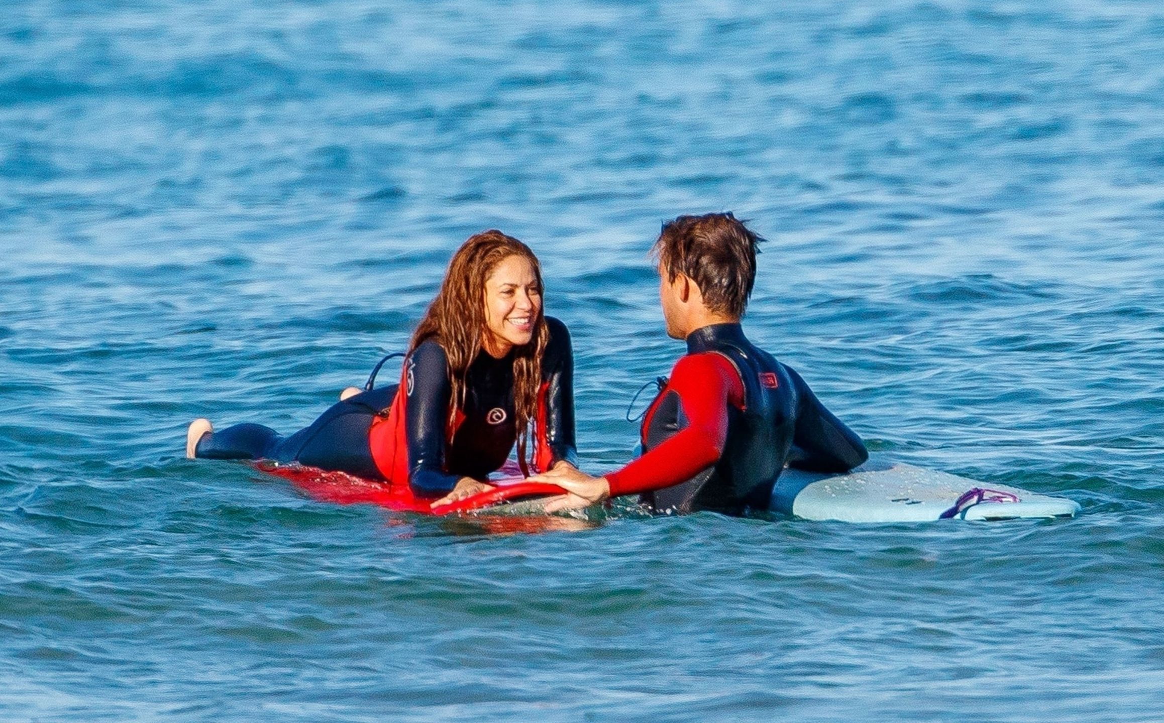 Shakira uczy się surfingu z synami pod okiem przystojnego intruktora
