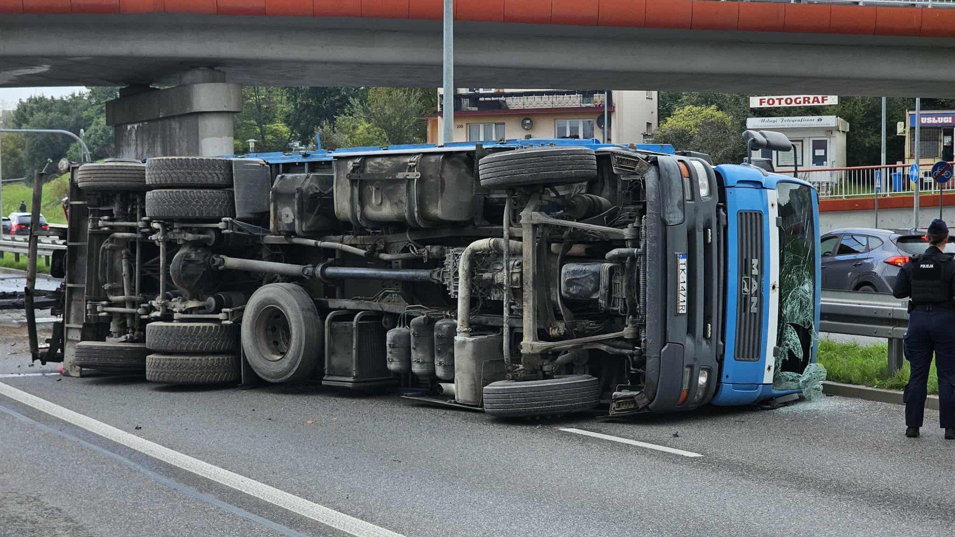 Przewrócona ciężarówka na Grunwaldzkiej w Kielcach