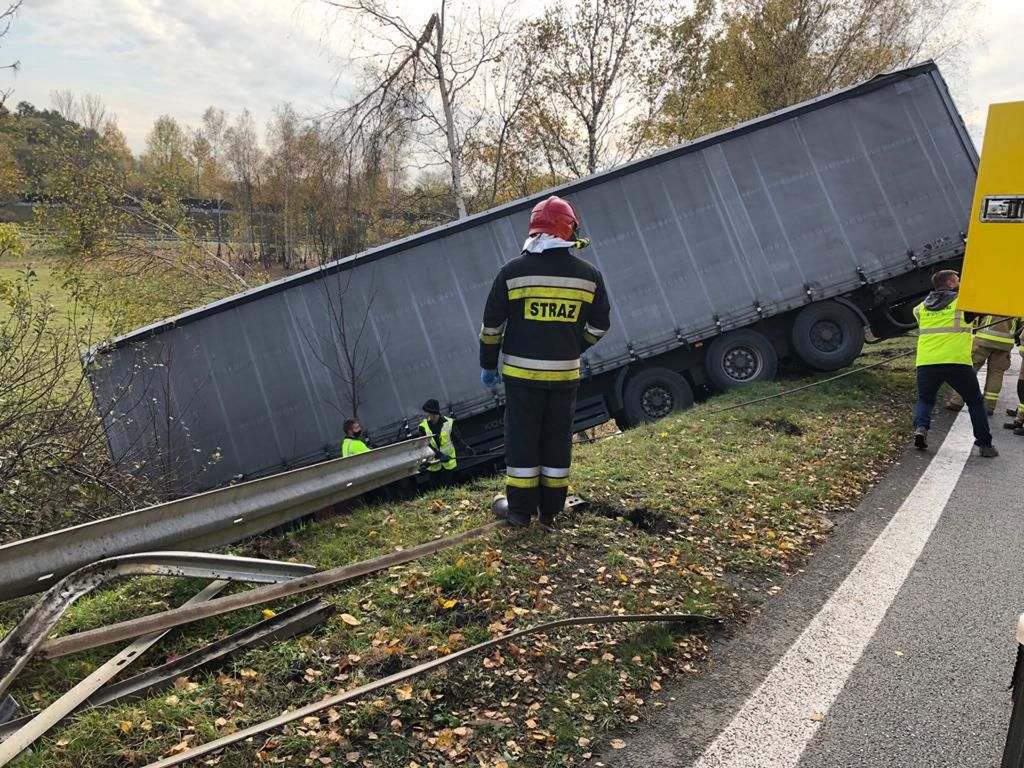 Mysłowice. Wypadek na S1 w stronę Warszawy. Tir spadł ze skarpy przed zjazdem na A4