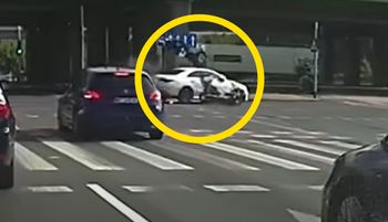 Przelecieli nad autem. Wstrząsające nagranie z Warszawy