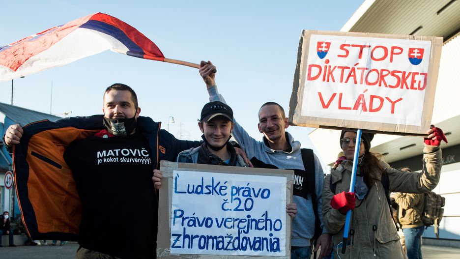 Takie hasła młodych Słowaków z czasów pandemii powinny być zrozumiałe dla Polaków nieznających ich języka