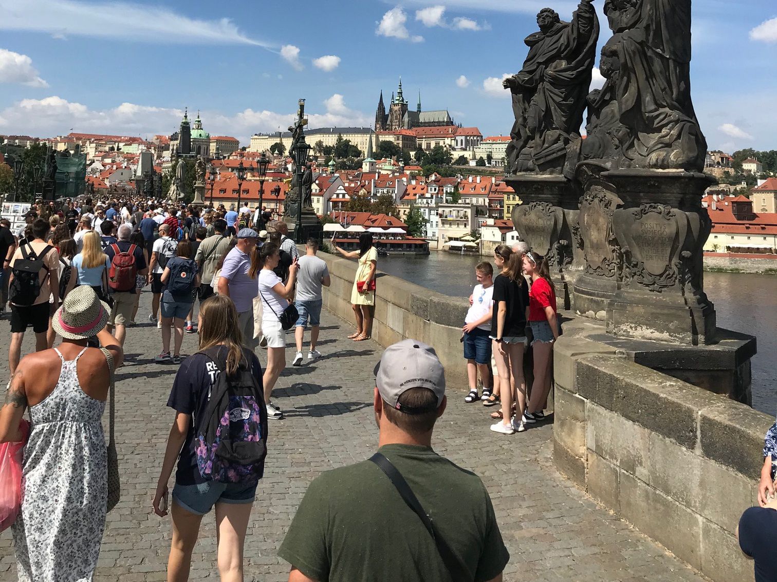 Na Moście Karola jak zawsze tłumy turystów 