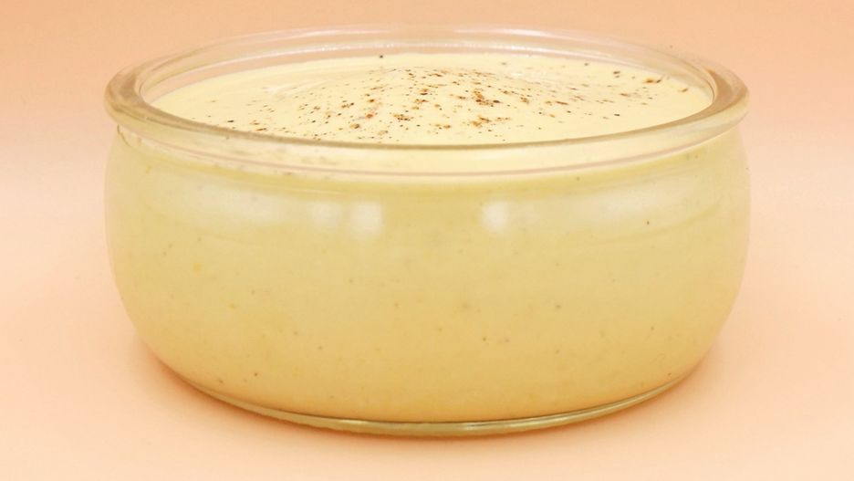 Przekładam gotowy sos do wygodnego naczynia.