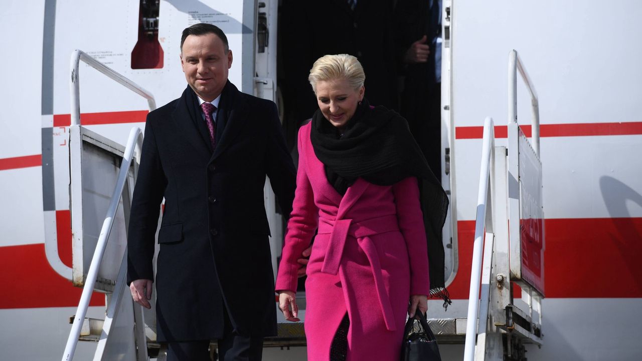 Andrzej Duda z małżonką wysiadają z samolotu na lotnisku Veszprem
