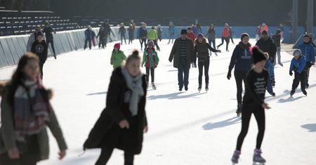Warszawa. Radny Ursynowa walczy o lodowisko już w lipcu. Jest interpelacja w tej sprawie