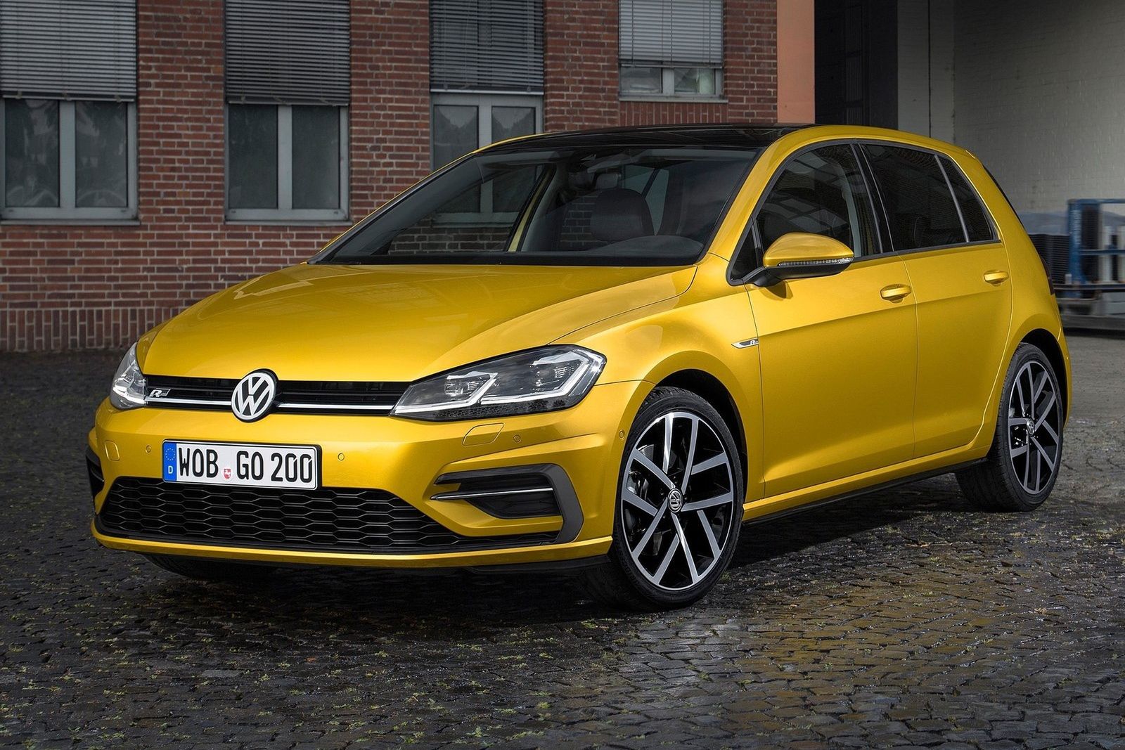 VW Golf VII po liftingu w wersji R-Line przypomina przedliftowe GTI