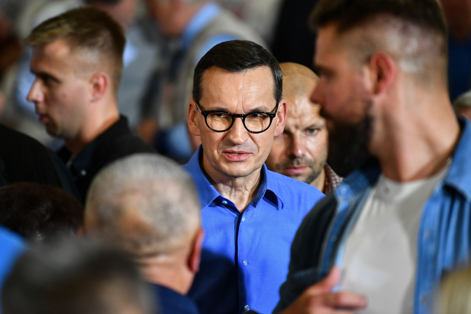 Lubin, 29.09.2023. Kampania wyborcza do parlamentu 2023. Premier Mateusz Morawiecki (C) podczas spotkania z mieszkańcami w Lubinie, 29 bm. Premier jest z wizytą w woj. dolnośląskim. (ad) PAP/Maciej Kulczyński