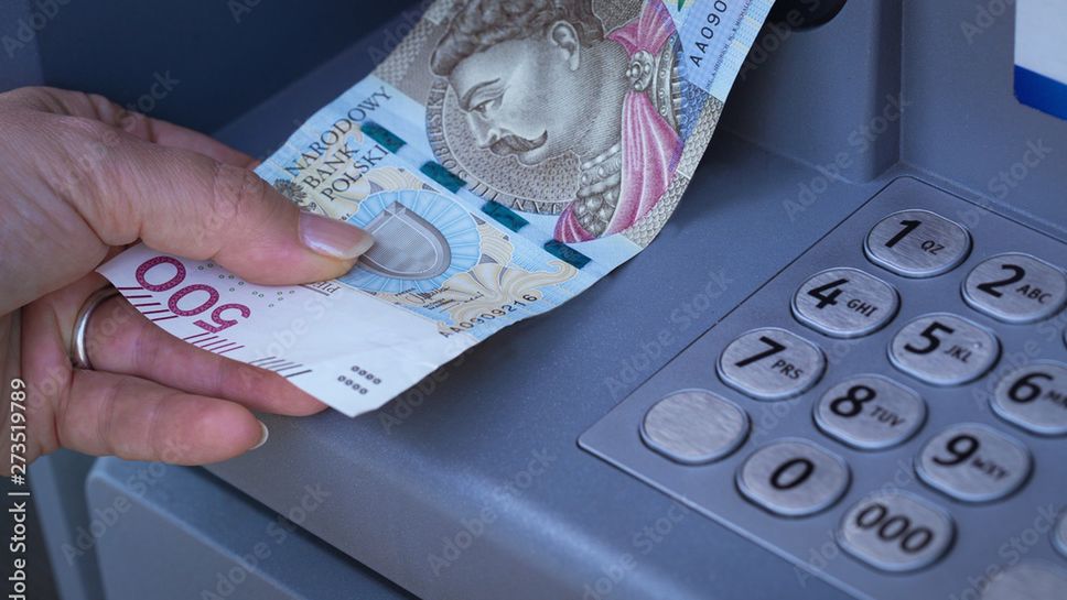 Wypłata pieniędzy z bankomatu