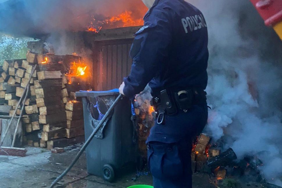 Śląsk. Dzięki reakcji policjantów pożar w Babicach szybko udało się ugasić.