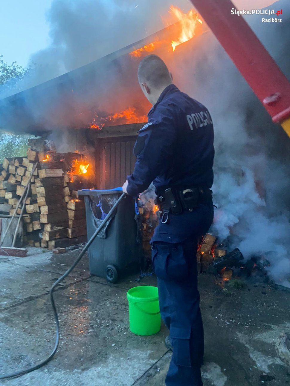 Śląsk. Dzięki reakcji policjantów pożar w Babicach szybko udało się ugasić.