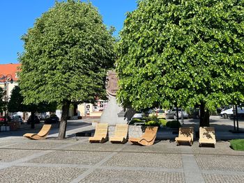 Pleszew powraca ze strefą relaksu na Rynku. To jedno z ulubionych miejsc młodzieży, ale nie tylko! Chillout w centrum miasta jest możliwy