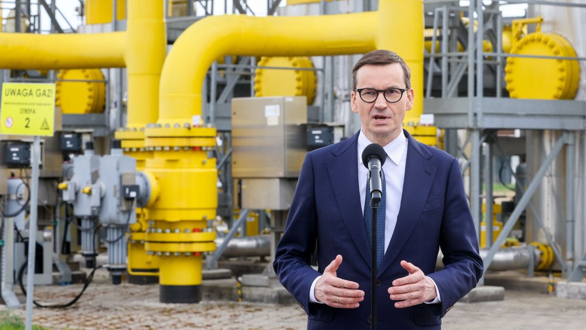 Premier Morawiecki o wstrzymaniu dostaw gazu z Rosji27.04.2022 Rembelszczyzna Konferencja prasowa premiera Mateusza Morawieckiego nt. przerwy w dostawach gazu przez rosyjski Gazpromfot. Andrzej Iwanczuk/REPORTERn/z: Mateusz MorawieckiAndrzej Iwanczuk/REPORTER