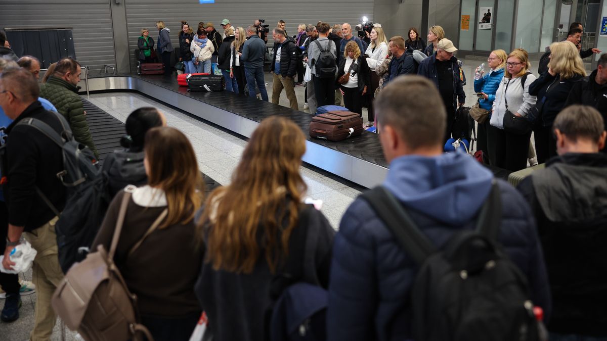 Pyrzowice, 04.03.2026. Przylot Polaków ewakuowanych z Omanu na lotnisko w Pyrzowicach, 4 bm. Samolot linii Enter Air zabrał do Polski klientów biura podróży Itaka, którzy spędzali wakacje w Omanie i utknęli w tym kraju z powodu działań wojennych w regionie Zatoki Perskiej. (jm) PAP/Art Service