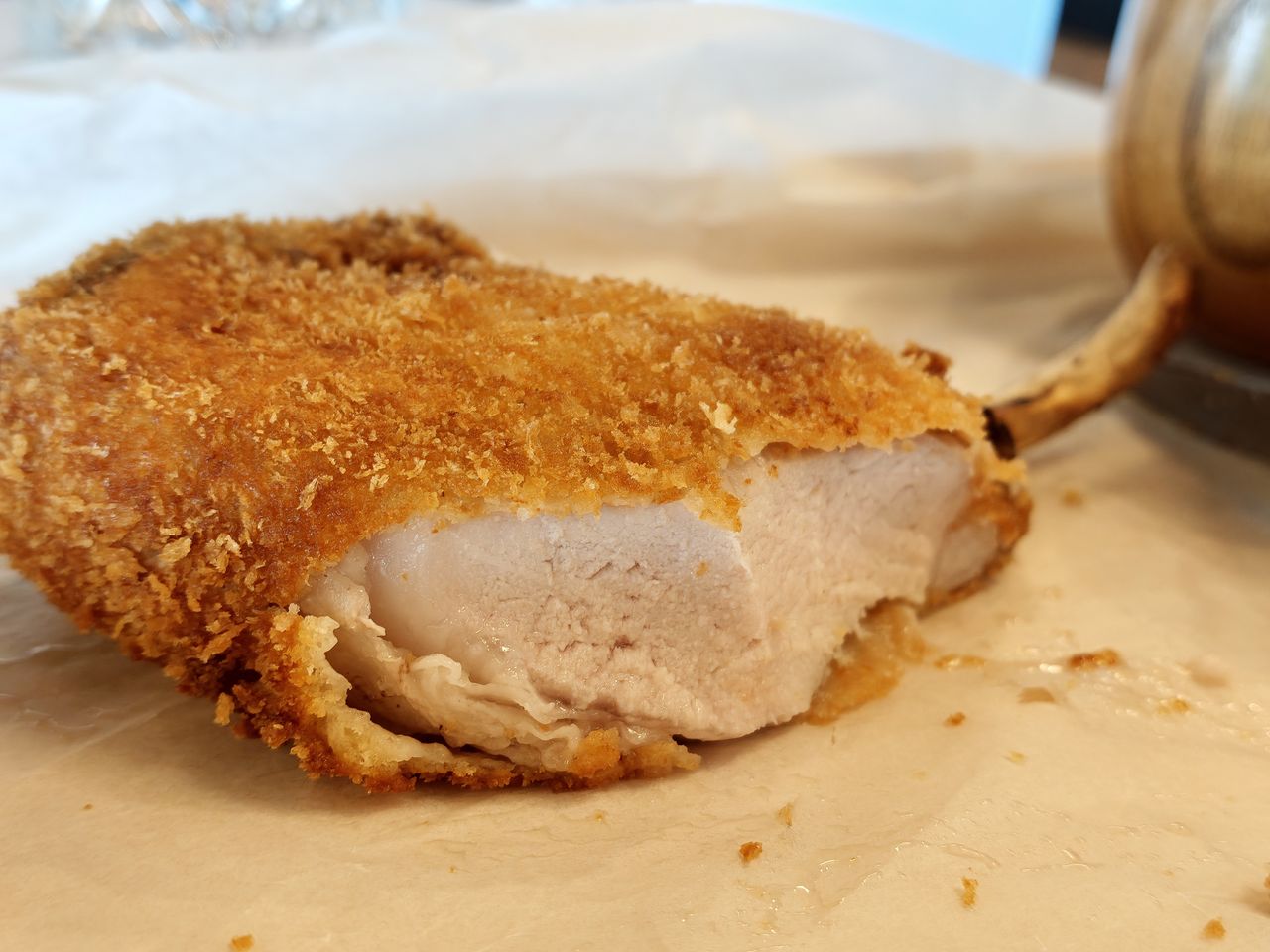 Soczysty i smaczny kotlet w przekroju