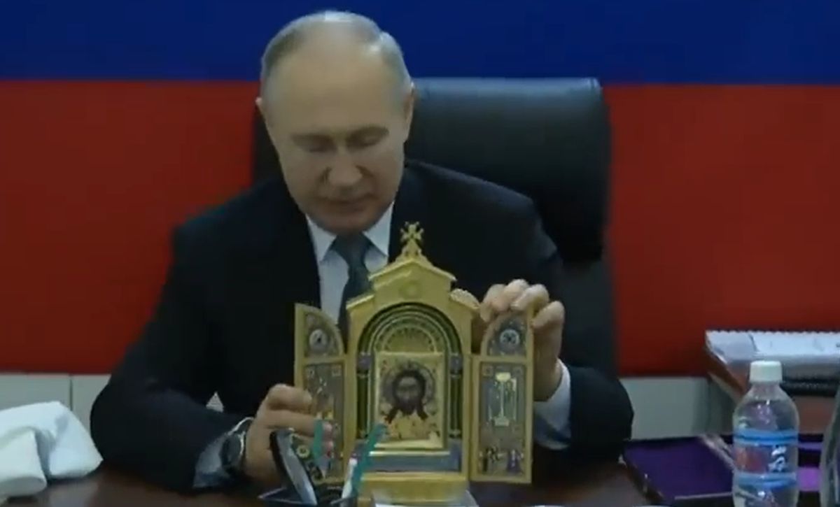Putin przywiózł żołnierzom kopię ikony