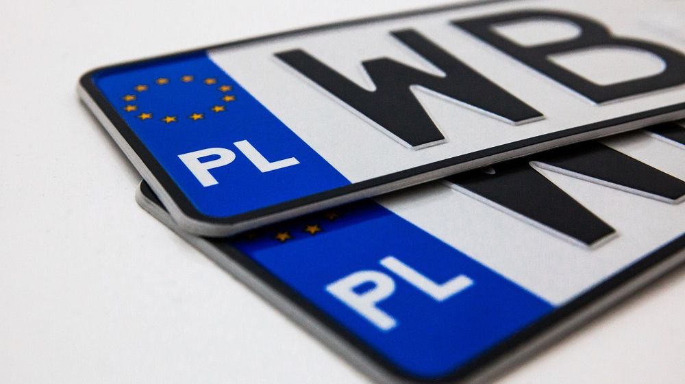 Dziś po zakupie używanego pojazdu tablice rejestracyjne trzeba odnieść do urzędu