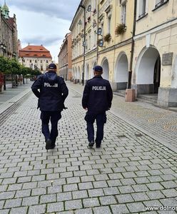 Koronawirus w Polsce. Bezobjawowy protest w Legnicy. Więcej policjantów niż antycovidowców